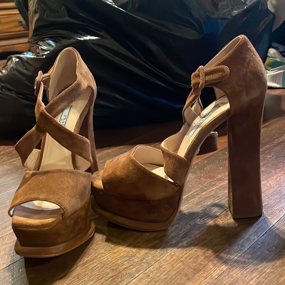 Prada size 8 (38.5) barely worn - Picture 2 of 2